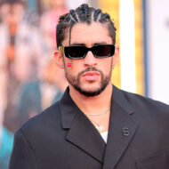 Todo listo para una gala de los Billboard Latin Music Awards con Bad Bunny a la cabeza Bad Bunny con gafas de sol y traje oscuro retrato en photocall