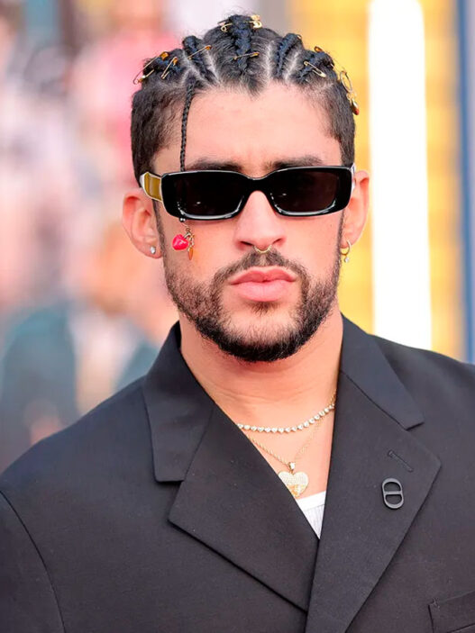 Bad Bunny con gafas de sol y traje oscuro retrato en photocall