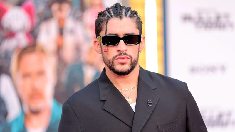 Bad Bunny con gafas de sol y traje oscuro retrato en photocall