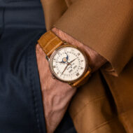 El reloj Villeret de Blancpain con correa marrón claro, llevado sobre la muñeca.