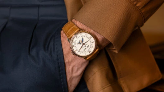 El reloj Villeret de Blancpain con correa marrón claro, llevado sobre la muñeca.