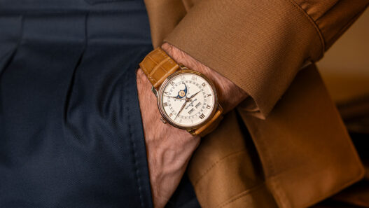 El reloj Villeret de Blancpain con correa marrón claro, llevado sobre la muñeca.