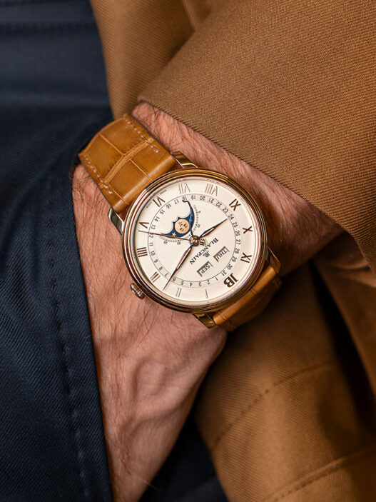El reloj Villeret de Blancpain con correa marrón claro, llevado sobre la muñeca.