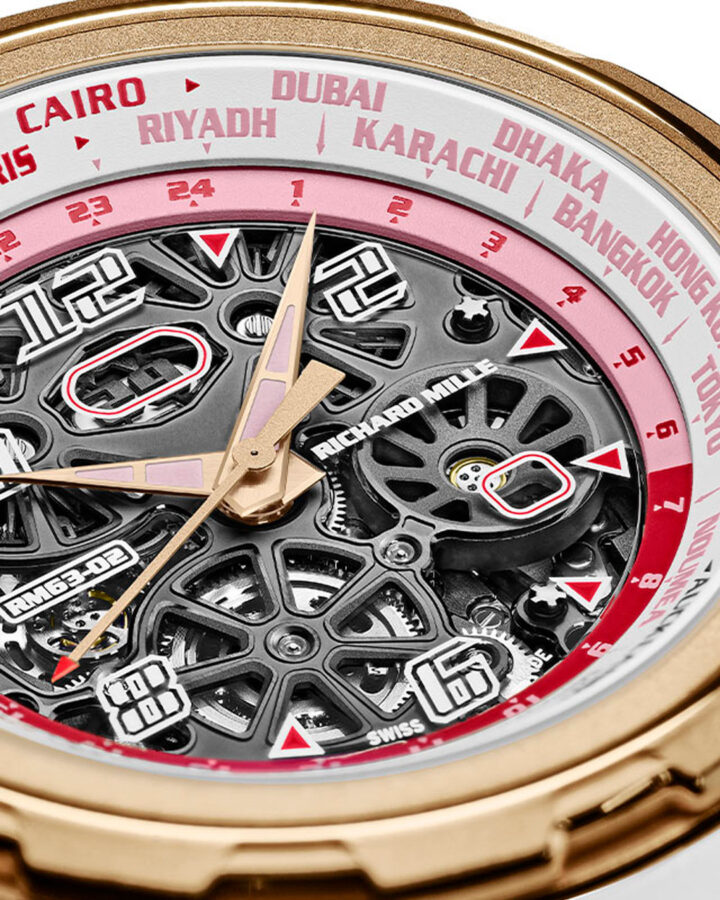Detalle del calibre CRMA4 del Richard Mille RM 63-02 Automatic Worldtimer con su bisel grabado con 24 ciudades.