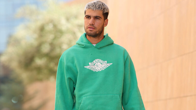 Carlos Alcaraz en Riad, Arabia Saudí, con chándal verde y pelo teñido de "rubio pollo"