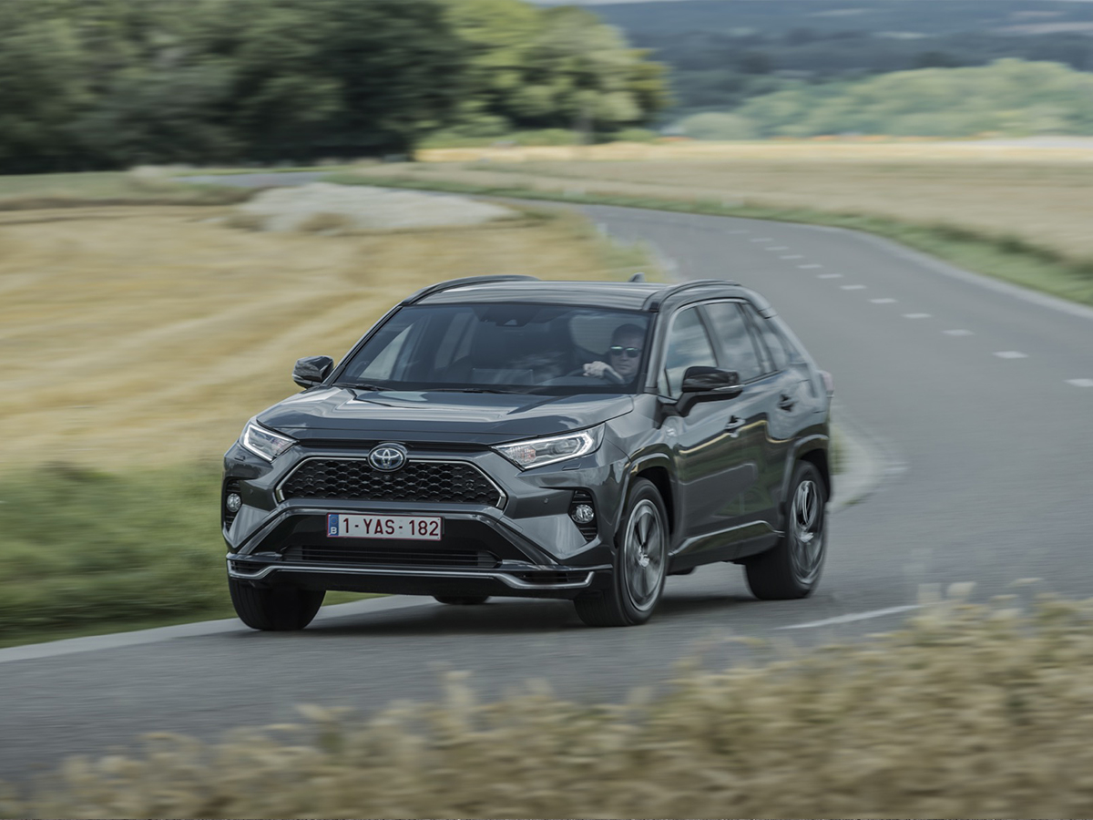 Coche Toyota RAV4 Hybrid conduciendo por una carretera