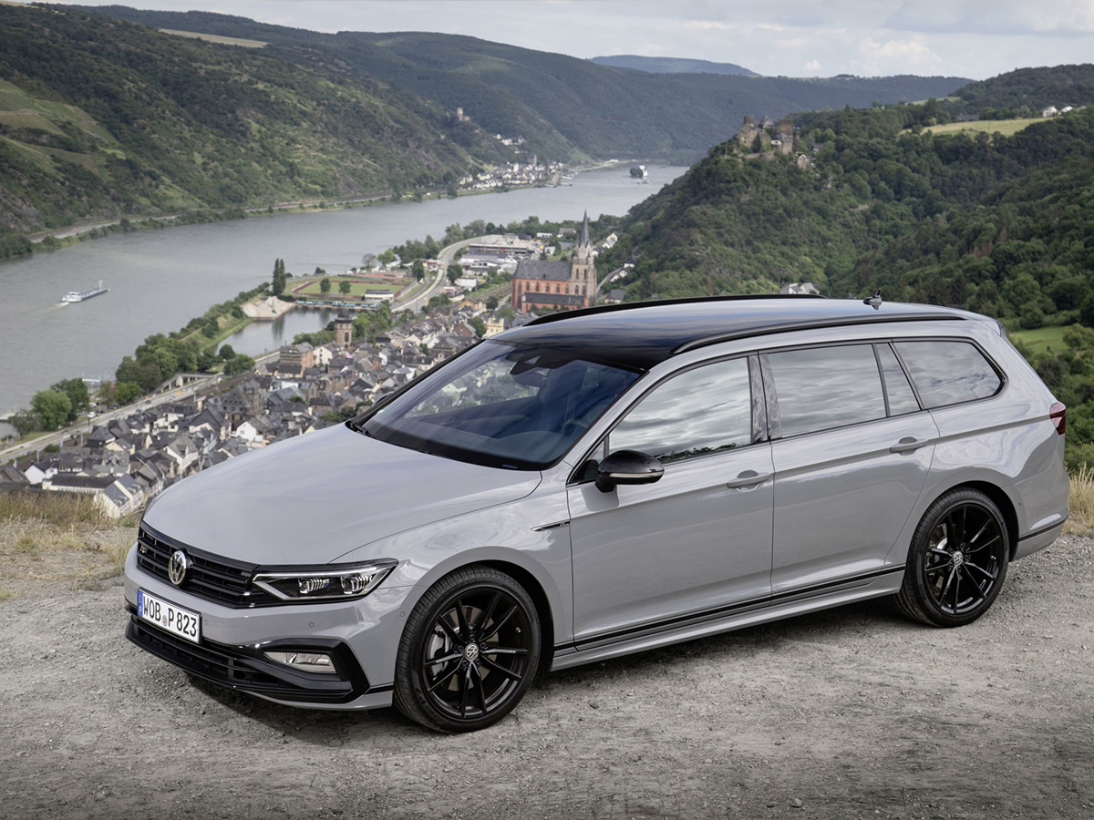 Volkswagen Passat Variant gris claro aparcado en un mirador sobre un río