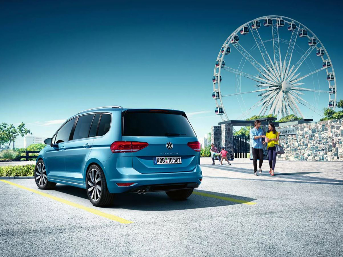 Volkswagen Touran azul visto desde atrás