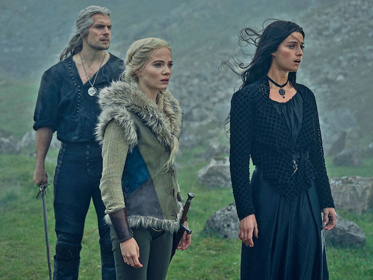 Escena de la cuarta temporada de la serie The Witcher en la que se ve a Liam Hemsworth con dos chicas