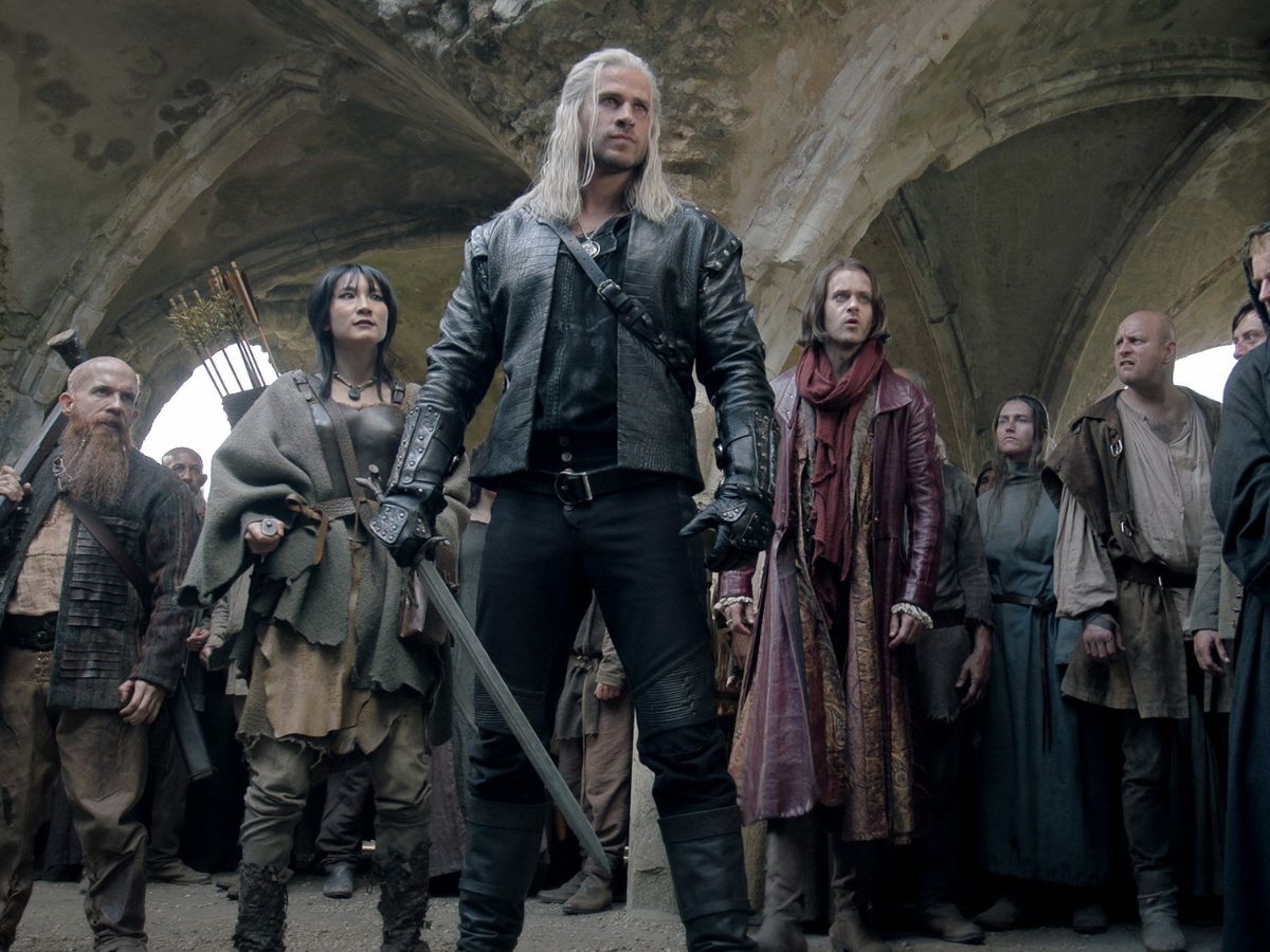 Escena de la cuarta temporada de la serie The Witcher en la que se ve a Liam Hemsworth con parte del reparto