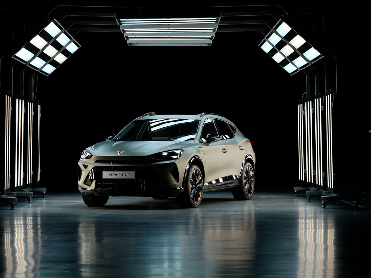 CUPRA Formentor e-HYBRID bajo iluminación industrial en Martorell.