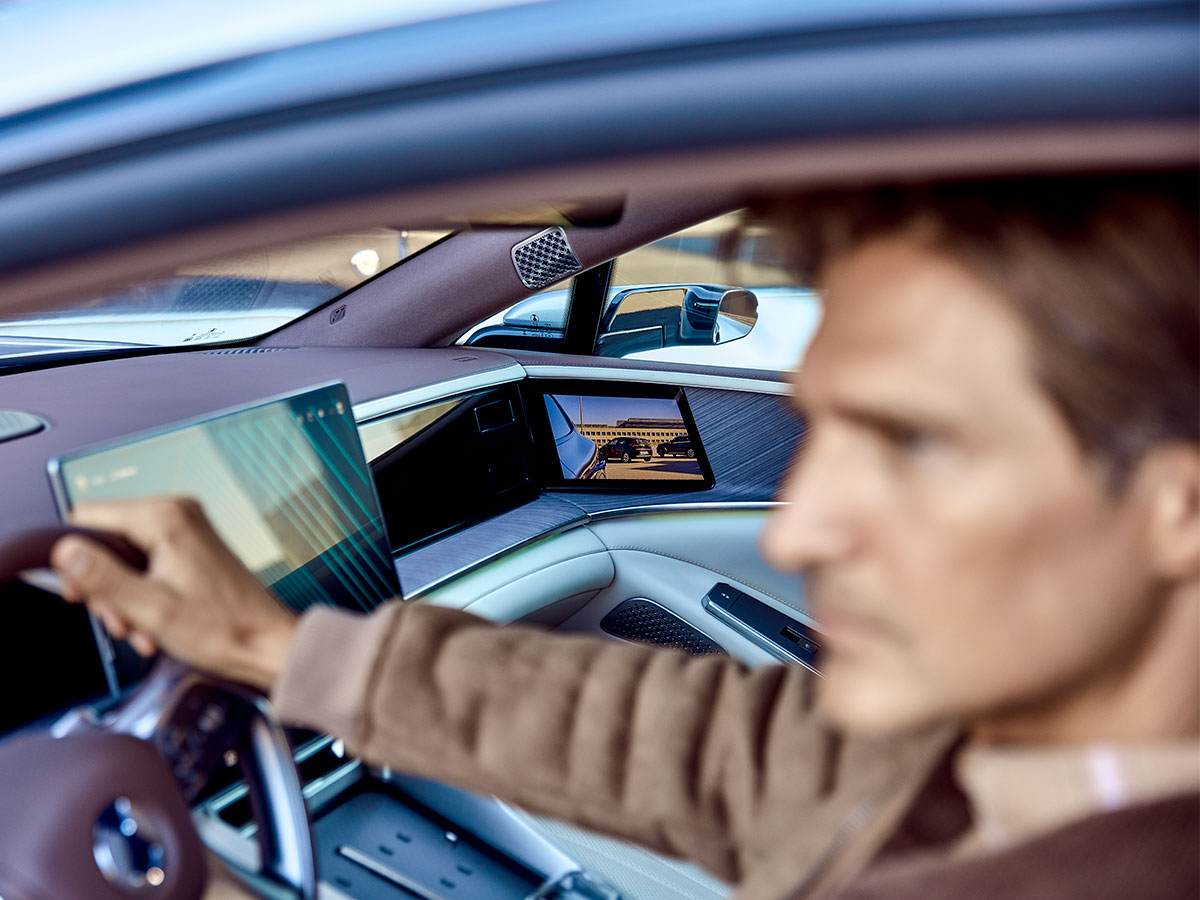 Interior del DENZA Z9GT con el conductor al volante y pantallas digitales de gran formato