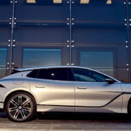 Probamos el nuevo DENZA Z9GT y entendemos por qué Europa se está tomando muy en serio a las marcas chinas Vista lateral del DENZA Z9GT aparcado frente a un edificio de cristal