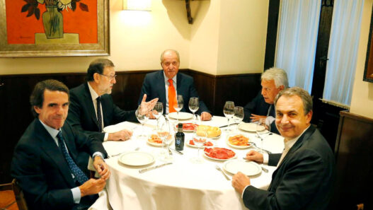 El rey emérito Juan Carlos I, Jose María Aznar, Zapatero y Felipe González comiendo en Casa Lucio