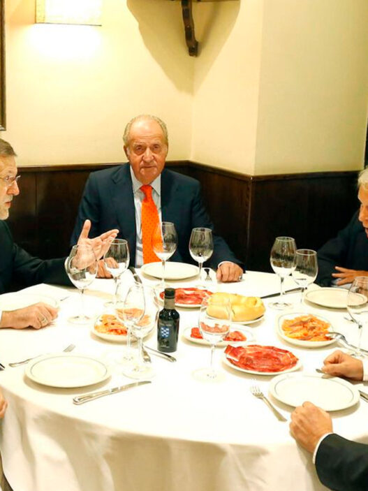 El rey emérito Juan Carlos I, Jose María Aznar, Zapatero y Felipe González comiendo en Casa Lucio