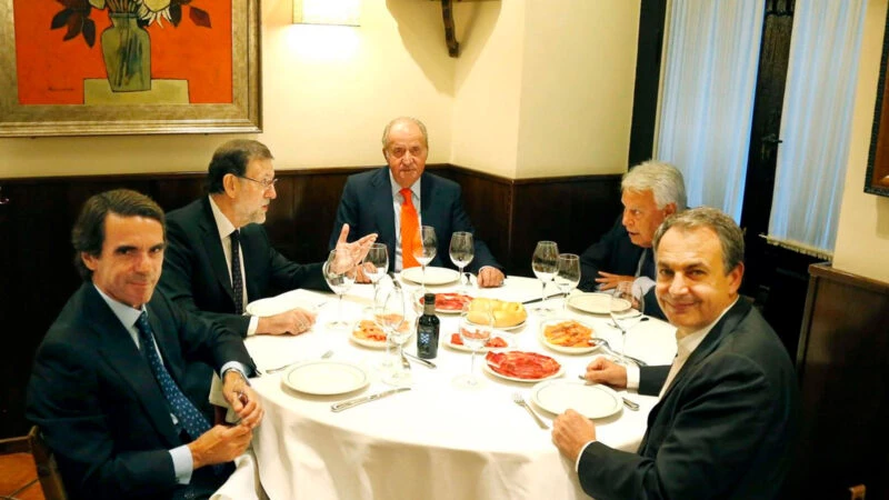 El rey emérito Juan Carlos I, Jose María Aznar, Zapatero y Felipe González comiendo en Casa Lucio