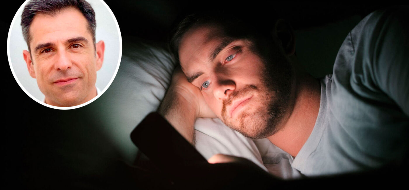 imagen de un hombre metido en la cama, de noche, mirando el móvil y arriba a la izquierda, y círculo con un retrato del médico psiquiatra Fernando Mora