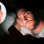 imagen de un hombre metido en la cama, de noche, mirando el móvil y arriba a la izquierda, y círculo con un retrato del médico psiquiatra Fernando Mora