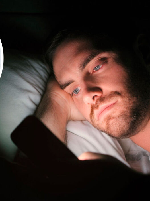 imagen de un hombre metido en la cama, de noche, mirando el móvil y arriba a la izquierda, y círculo con un retrato del médico psiquiatra Fernando Mora