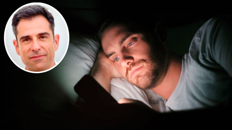 imagen de un hombre metido en la cama, de noche, mirando el móvil y arriba a la izquierda, y círculo con un retrato del médico psiquiatra Fernando Mora