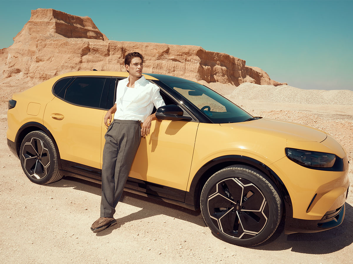 Vista lateral del Ford Capri 2025 en color amarillo en un paisaje árido.