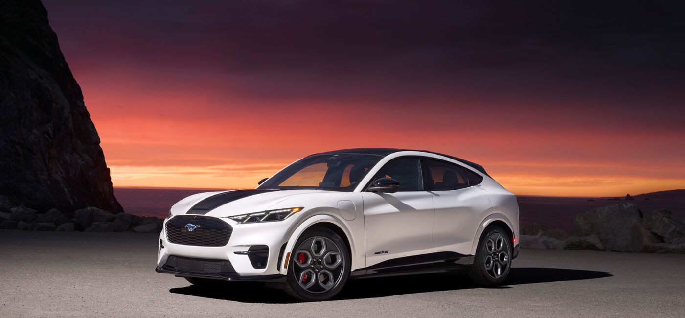 El nuevo Ford Mustang Mach-E GT California Special en una playa en la que se ve el cielo al atardecer, a punto de anochecer