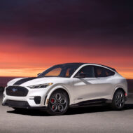 Pensaba que la era eléctrica mataría al Mustang… hasta que vi el Mach-E GT California Special El nuevo Ford Mustang Mach-E GT California Special en una playa en la que se ve el cielo al atardecer, a punto de anochecer