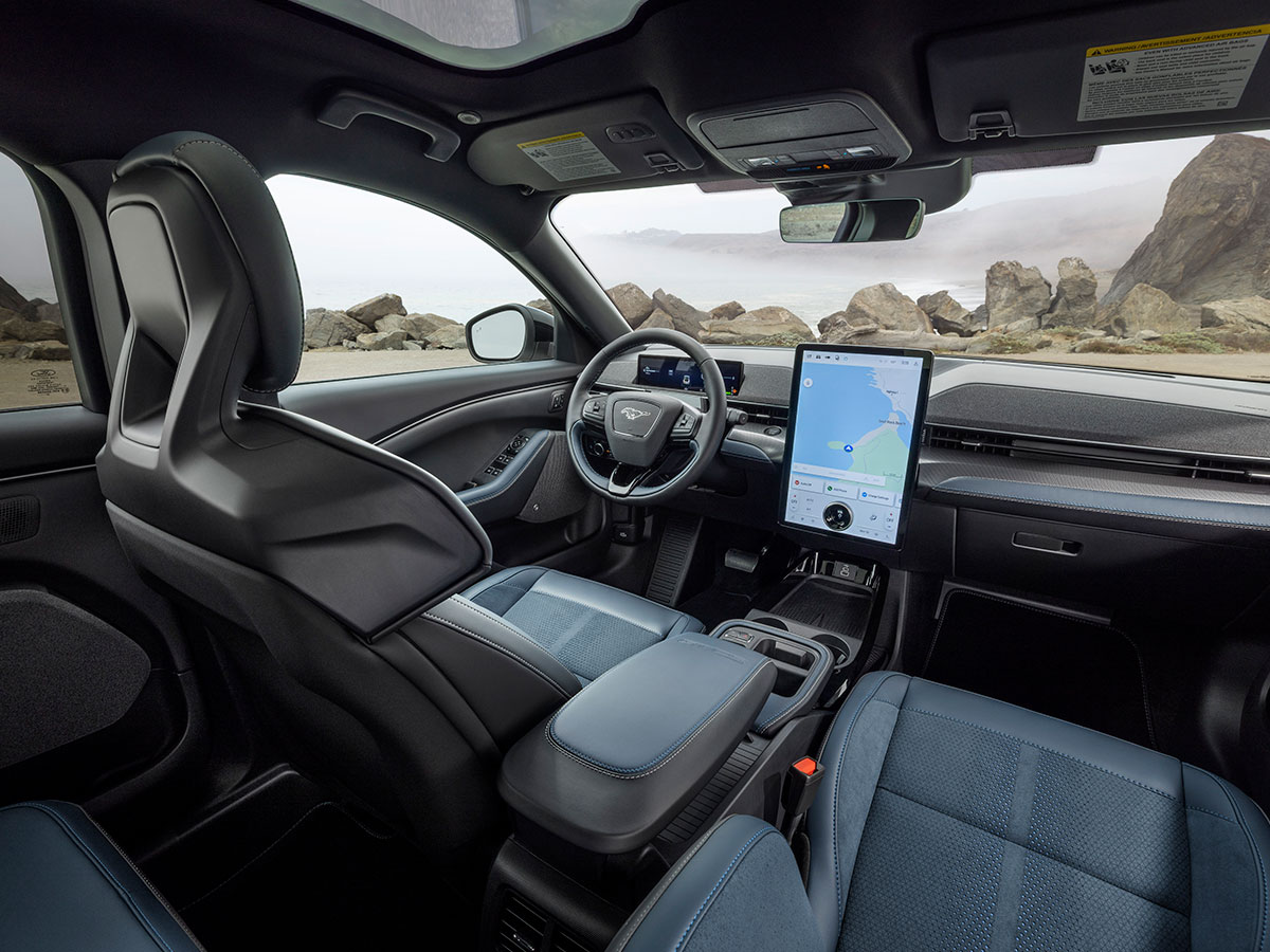 Interior del Ford Mustang Mach-E GT California Special con asientos Performance en Navy Pier ActiveX, pantalla táctil vertical y detalles en azul y plata.