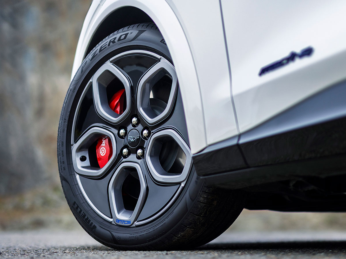 Primer plano de las llantas de 20 pulgadas del Ford Mustang Mach-E GT California Special, con detalles en gris carbonizado, frenos Brembo rojos y logotipo GT/CS en color azul.