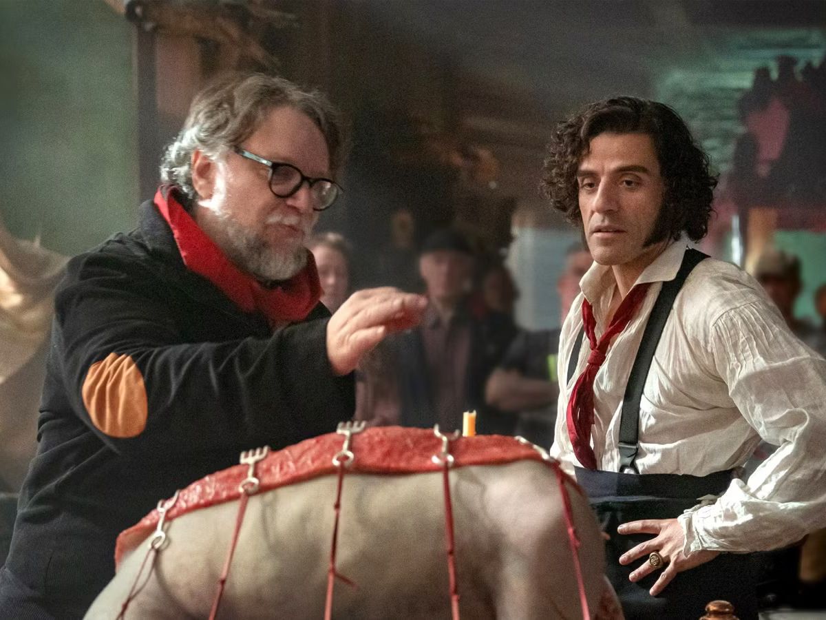 El director de cine Guillermo del Toro dándole instrucciones al actor Oscar Isaac durante el rodaje de la película Frankestein.