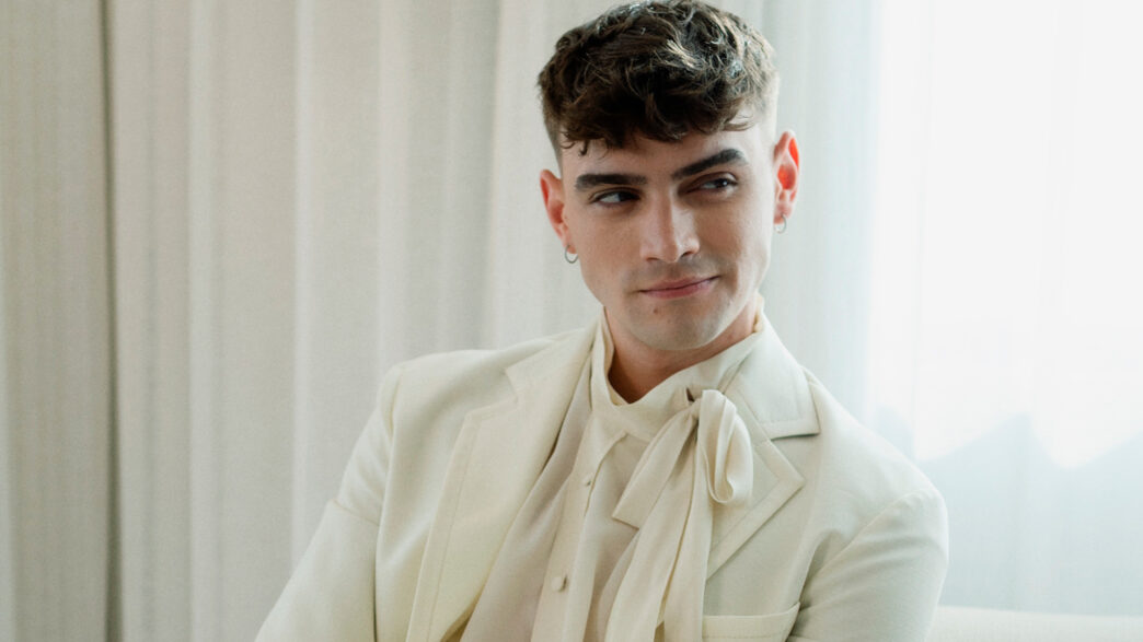 El actor Gabriel Guevara vestido con un traje blanco de Marni, antes de la premier de la película "Culpa nuestra"