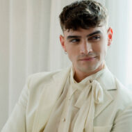 El actor Gabriel Guevara vestido con un traje blanco de Marni, antes de la premier de la película "Culpa nuestra"