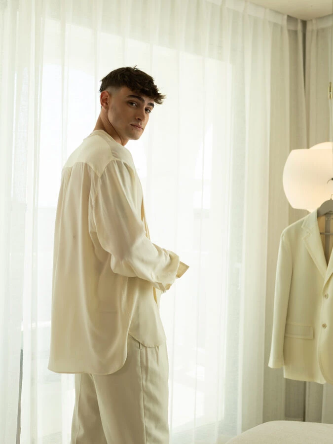 El actor Gabriel Guevara vistiéndose con un impecable traje blanco de Marni en su hotel, minutos antes de la premier de la película "Culpa Nuestra" en Ibiza.