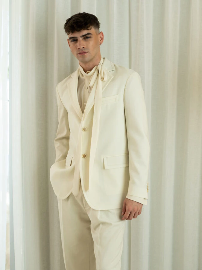 El actor Gabriel Guevara vestido con un impecable traje blanco de Marni en su hotel, minutos antes de la premier de la película "Culpa Nuestra" en Ibiza.