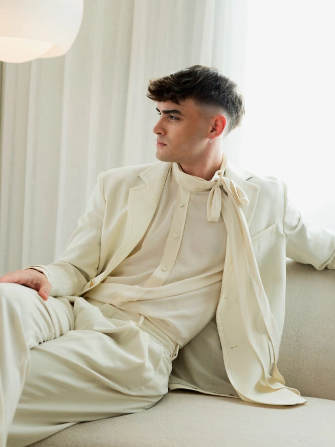 El actor Gabriel Guevara vestido con un impecable traje blanco de Marni en su hotel, minutos antes de la premier de la película "Culpa Nuestra" en Ibiza.