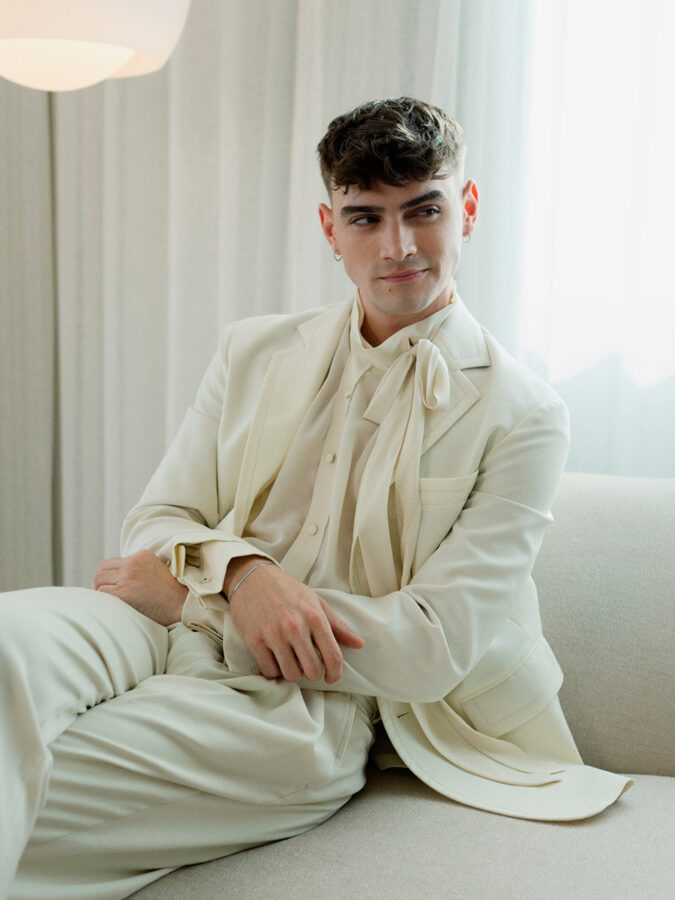 El actor Gabriel Guevara vestido con un impecable traje blanco de Marni en su hotel, minutos antes de la premier de la película "Culpa Nuestra" en Ibiza.