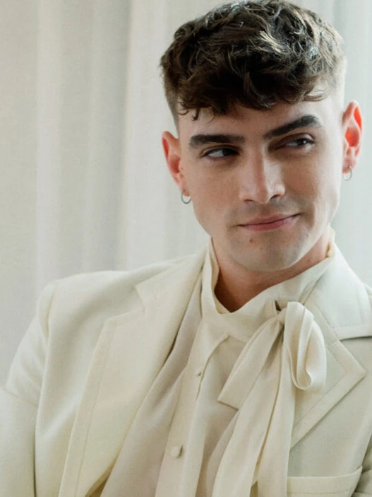 El actor Gabriel Guevara vestido con un traje blanco de Marni, antes de la premier de la película "Culpa nuestra"