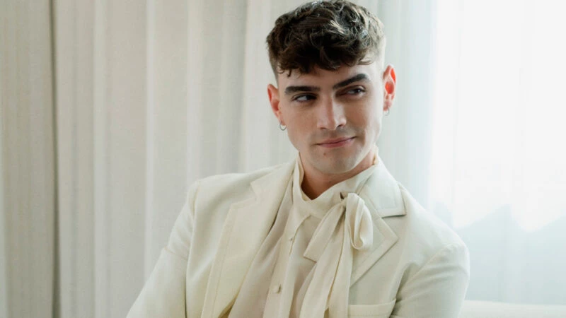El actor Gabriel Guevara vestido con un traje blanco de Marni, antes de la premier de la película "Culpa nuestra"
