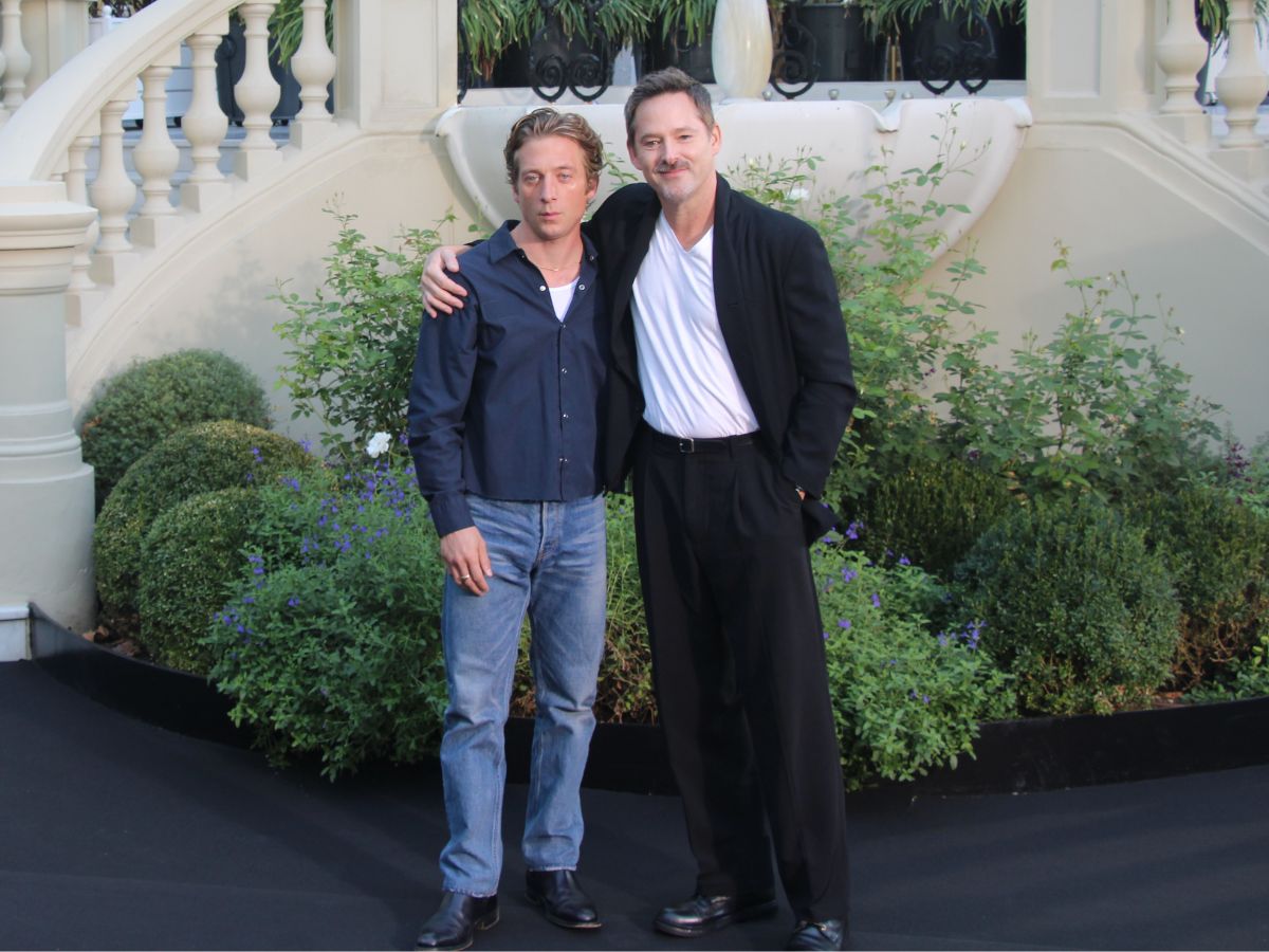Jeremy Allen White junto al director Scott Cooper en el jardín del hotel Ritz de Madrid