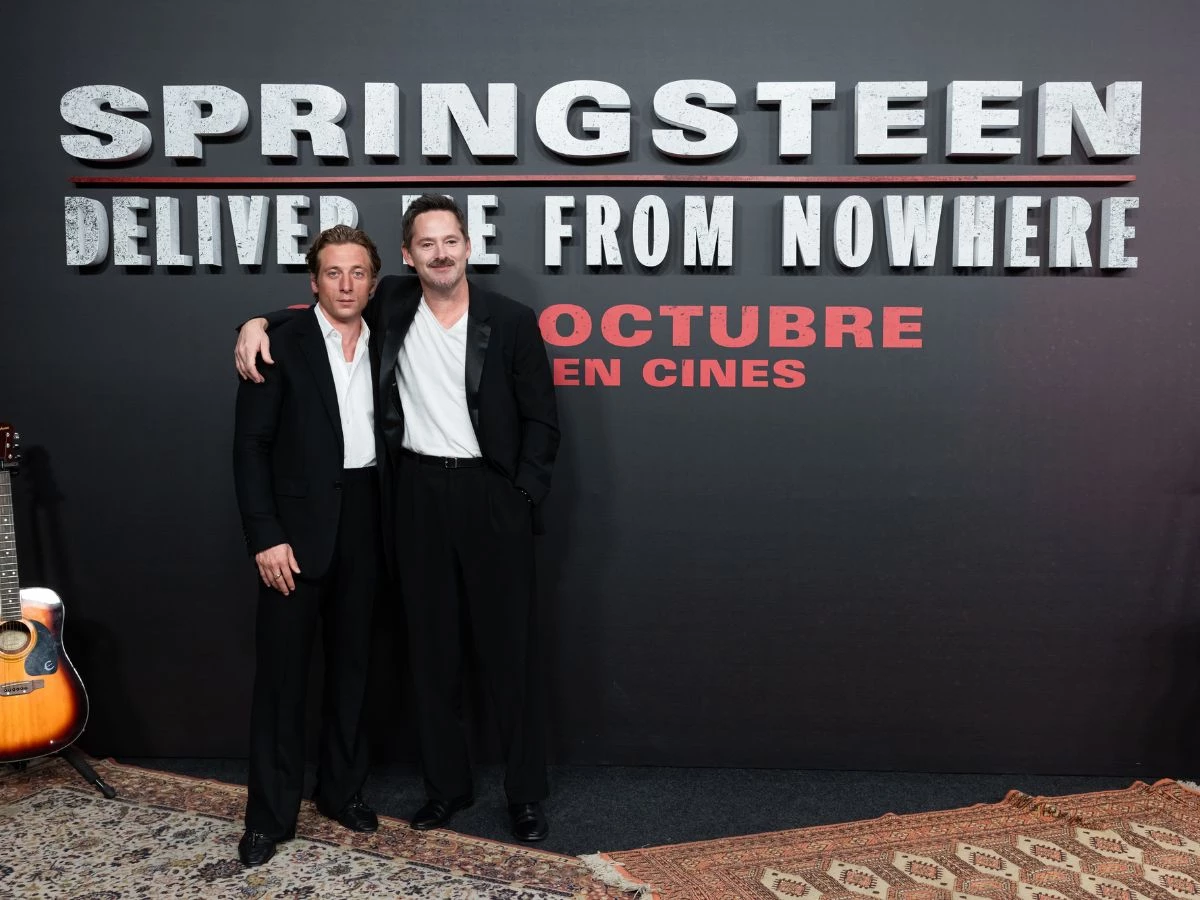Jeremy Allen White junto al director Scott Cooper en la presentación de la película de Springsteen en los cines Callao de Madrid