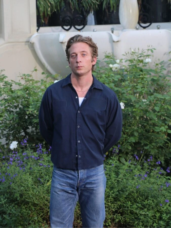 Jeremy Allen White posa ante los medios en el hotel Ritz de Madrid