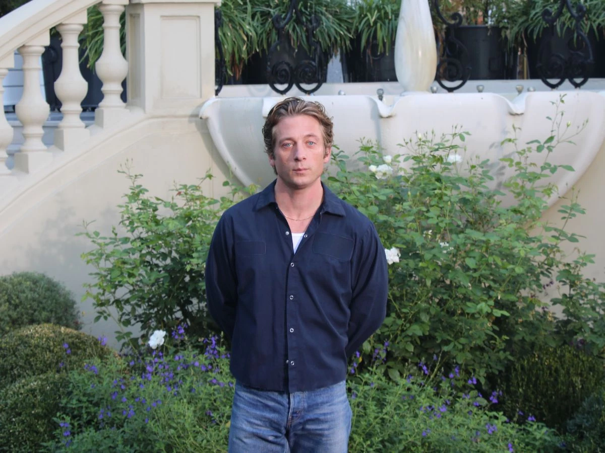 Jeremy Allen White posa ante los medios en el hotel Ritz de Madrid