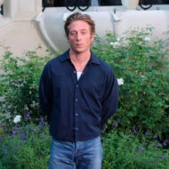Jeremy Allen White en el jardín del hotel Ritz de Madrid