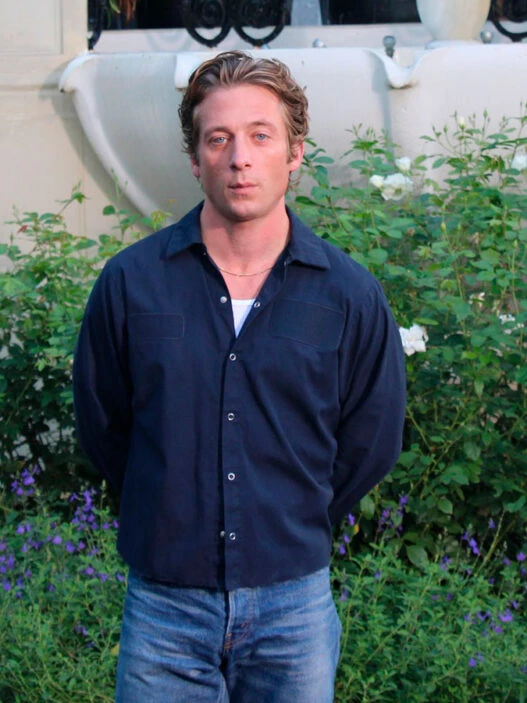 Jeremy Allen White en el jardín del hotel Ritz de Madrid