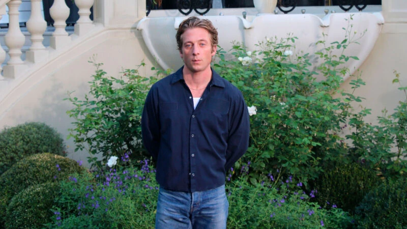 Jeremy Allen White en el jardín del hotel Ritz de Madrid