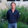 Jeremy Allen White en el jardín del hotel Ritz de Madrid
