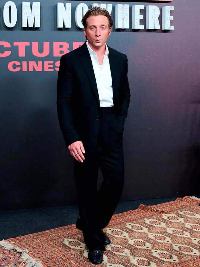 Jeremy Allen White posando en el photocall de los cines Callao de Madrid para presentar el biopic de Springsteen.