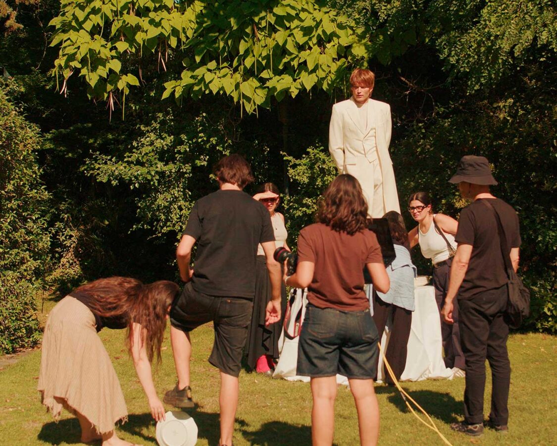 El equipo de la revista Rísbel preparando la producción de moda con Jordan Barrett.