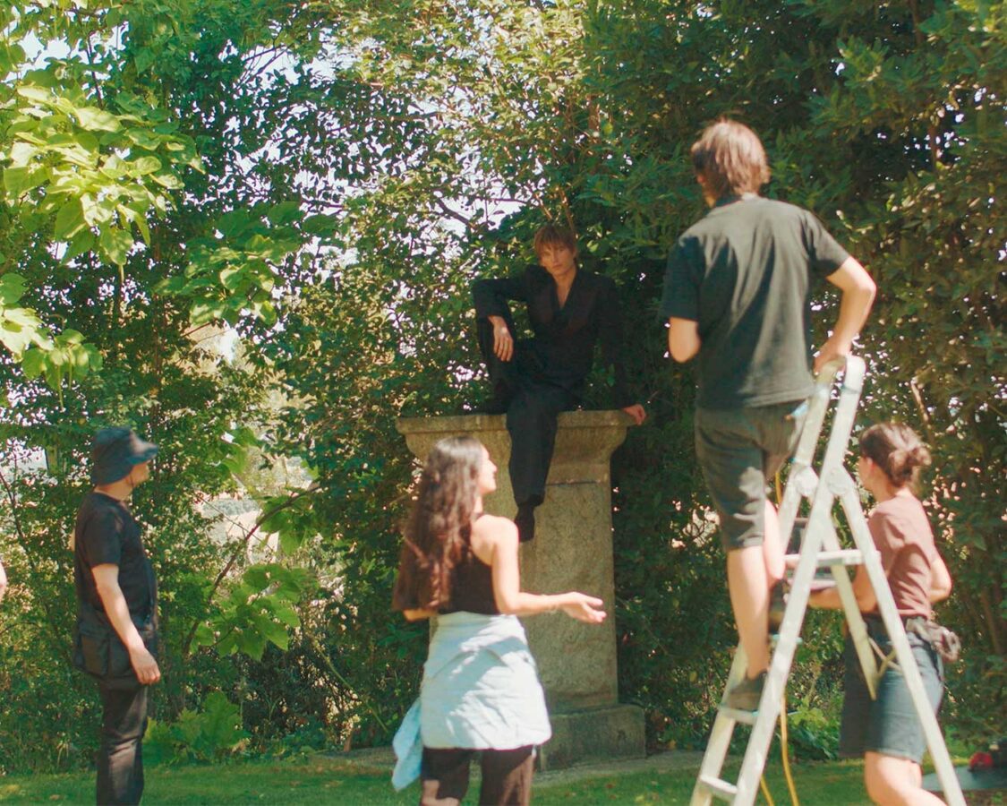 El equipo de moda de la revista Rísbel preparando la producción de portada con el modelo Jordan Barrett.