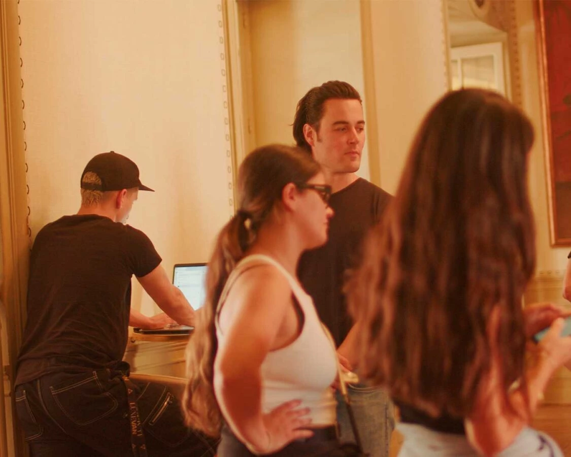 El equipo de moda de la revista Rísbel preparando la producción de portada con el modelo Jordan Barrett.